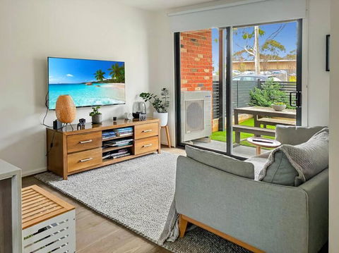Private Room & Ensuite, In Shared Modern 2 Level Apartment - Full Use Of All Facilities - Sydney 4u 0