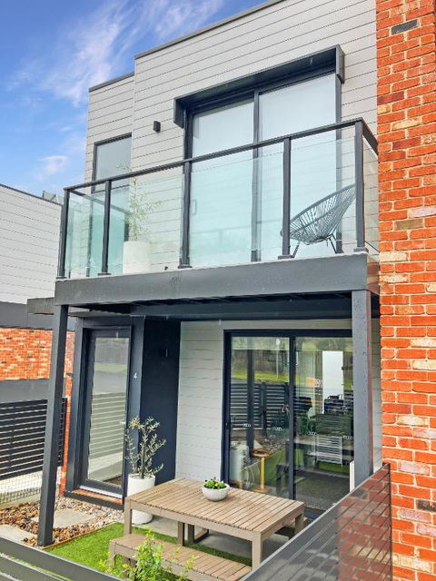 Private Room & Ensuite, In Shared Modern 2 Level Apartment - Full Use Of All Facilities - Sydney 4u 1