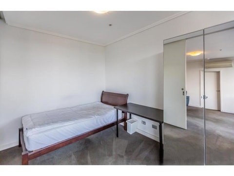 Private Room With Shared Washroom Only In 3bhk Apartment - Sydney Resort 1