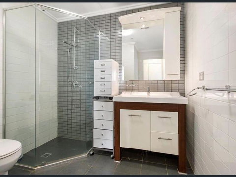 Private Room With Shared Washroom Only In 3bhk Apartment - Sydney Resort 2