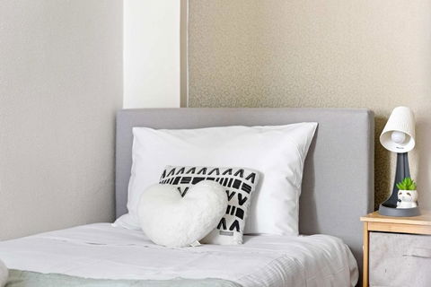 Private Single Room - Conveniently Located At Glebe - Shared Bathroom - Sydney 4u 1