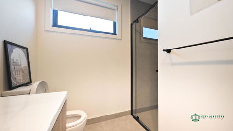 Private Suite With Queen Bed TV - Room 11 - Sydney 4u 1