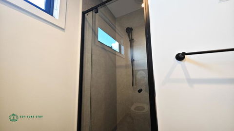 Private Suite With Queen Bed TV - Room 11 - Sydney 4u 3