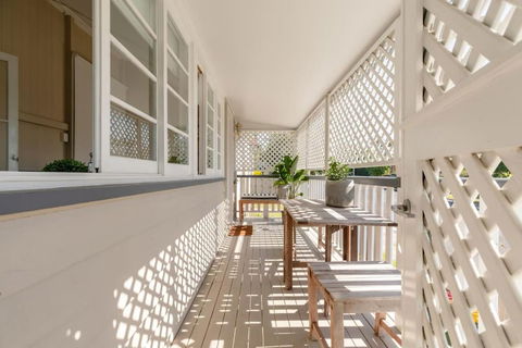 Quaint & Cosy 1 Bedroom Apartment In Queenslander. - Sydney 4u 0
