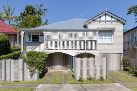 Quaint & Cosy 1 Bedroom Apartment In Queenslander. - Sydney 4u 1