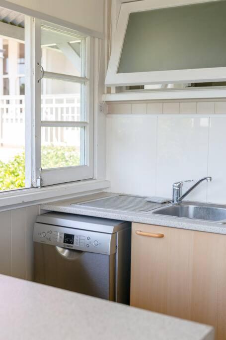 Quaint & Cosy 1 Bedroom Apartment In Queenslander. - Sydney 4u 2
