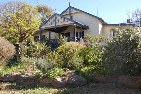 Quaint Cottage Nestled Amongst The Trees - Sydney 4u 0