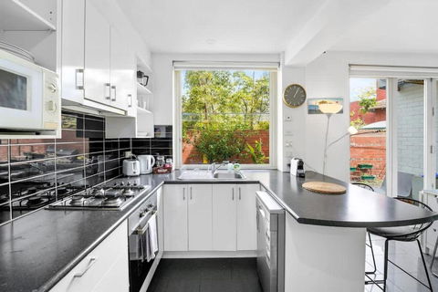 Quiet And Peaceful Beachside 1BR Retreat W Parking - Sydney 4u 1