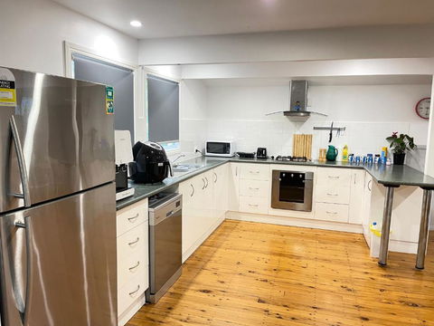 Quiet, Cozy And Calm 3 Bedroom House. - Accommodation Sydney 2