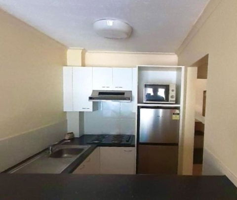Quiet Unit In Leafy Hotel - Sydney 4u 2