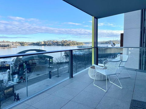 RARE Luxury Waterfront Living - Sydney 4u 1