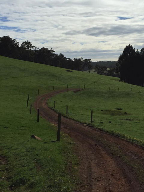 Atina Rocks Country Homestead - Sydney 4u 1