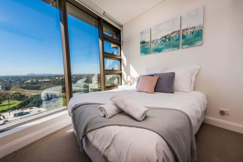 Australia Tower - Olympic Park Green - Sydney 4u 1