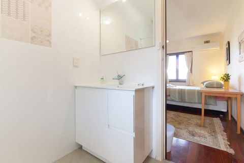 B8 Cafes, Resturants, UWA Close To SCGH - Accommodation Sydney 0
