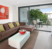 Back of the Block Bulimba - Executive 3BR Bulimba apartment with leafy outlook - Accommodation Sydney