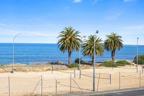 Bayline Beachfront Apartment No 4 - Sydney 4u 1