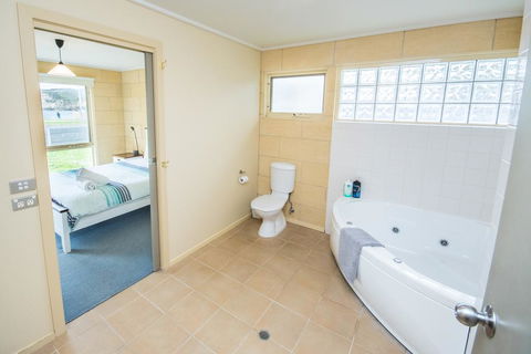 Bayview No 1 - Next To The Beach! - Sydney 4u 1