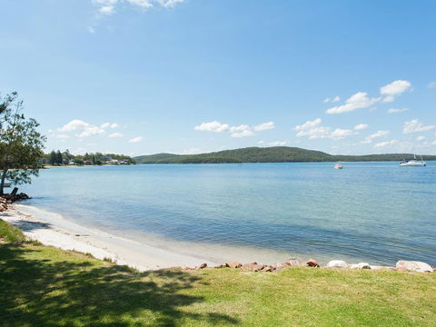 Baywatch - Beachfront Bliss Executive Home - Sydney 4u 1