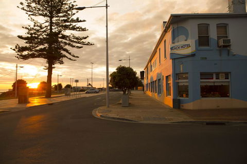 Beach Hotel - Accommodation Sydney 0