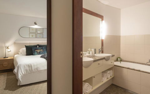 Beach Suites - Accommodation Sydney 1