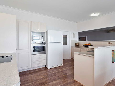 Beached Inn' 93 Foreshore Drive - Spacious Beach Front House - Sydney 4u 2