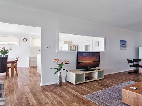 Beached Inn' 93 Foreshore Drive - Spacious Beach Front House - Sydney 4u 3