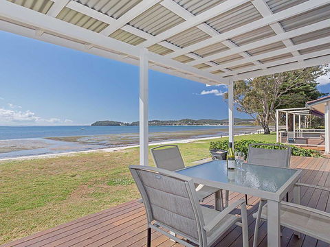 Beached Inn' 93 Foreshore Drive - Spacious Beach Front House - Sydney 4u 0