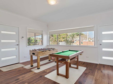 Beached Inn' 93 Foreshore Drive - Spacious Beach Front House - Sydney 4u 1