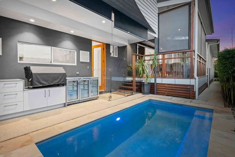 Redcliffe CBD Family Beach House - Sydney 4u 0