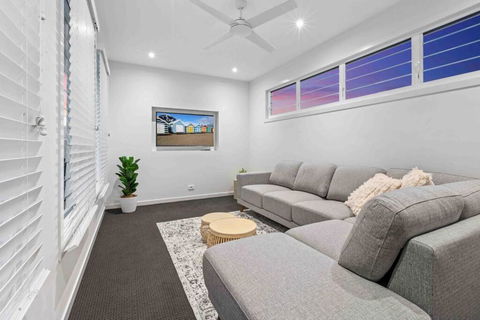 Redcliffe CBD Family Beach House - Sydney 4u 2