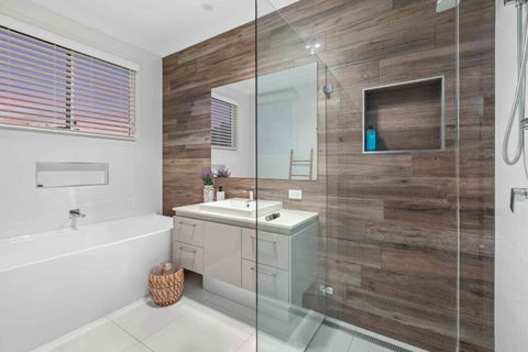 Redcliffe CBD Family Beach House - Sydney 4u 3