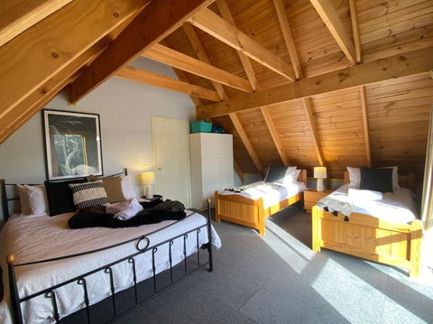 Reel & Relax: 3BR Beach House - Fish, Swim, Surf - Accommodation Sydney 3