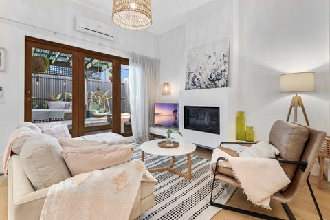 Refined 2-Bed House With A Charming Courtyard - Accommodation Sydney 0