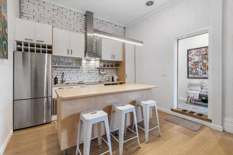 Refined 2-Bed House With A Charming Courtyard - Accommodation Sydney 3