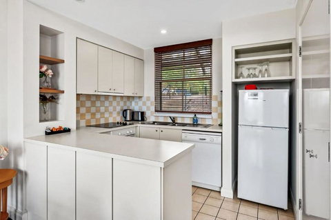 Refreshing Valley Escape - Sydney Resort 3