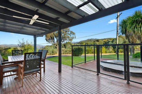 Relax In The Spa With Views Opposite Lake Eildon - Accommodation Sydney 3