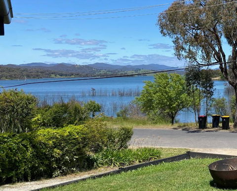 Relax In The Spa With Views Opposite Lake Eildon - Accommodation Sydney 0