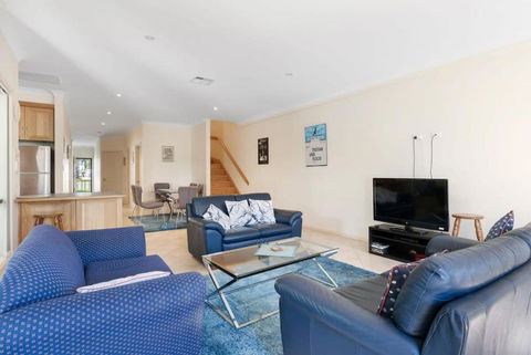 Relax On Charles St - 4A Charles Street Port Elliot - BYO Linen - Sydney 4u 1