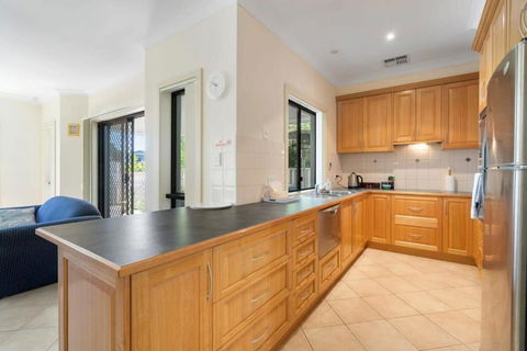 Relax On Charles St - 4A Charles Street Port Elliot - BYO Linen - Sydney 4u 3