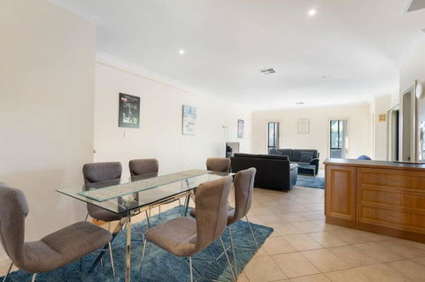 Relax On Charles St - 4A Charles Street Port Elliot - BYO Linen - Sydney 4u 2