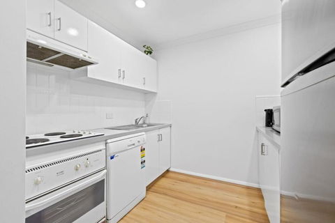 Renovated Family Apartment With Pool & WiFi - Accommodation Sydney 3