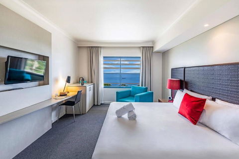 Resort Style King Pad With Sparkling Sea Views - Sydney 4u 2