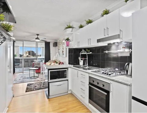 Retro Chic Vibes, Tropical Pool & Prime Location - Sydney 4u 3