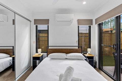 Riverside 3-Bed Home With Study Nook And BBQ - Sydney 4u 2
