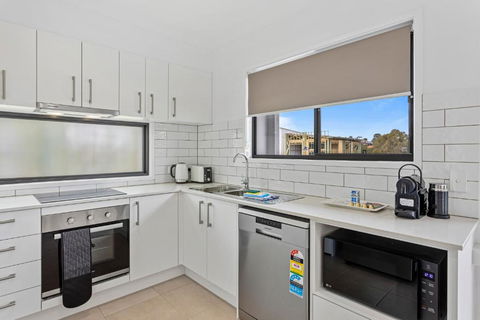 Riverside 3-Bed Home With Study Nook And BBQ - Sydney 4u 3