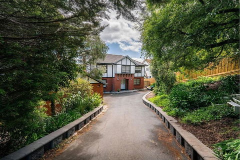 Riveting House With Incredible Water-view At SandyBay - Sydney 4u 0