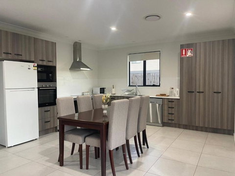 Redbank Plains Cozy Retreat - Accommodation Sydney 2