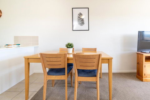 Relaxing 2BR Apt In North Point Complex - Accommodation Sydney 1