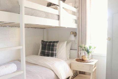 Rustic Chic 200 Metres From CBD - Sydney 4u 1