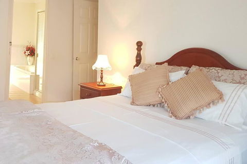 Roxy - A Spacious Cosy Getaway - Near Mel Airport - Accommodation Sydney 0